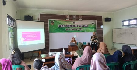 dr. Agustin Linda Astuti Sp.OG. memberikan materi terkait kanker serviks kepada peserta penyuluhan.